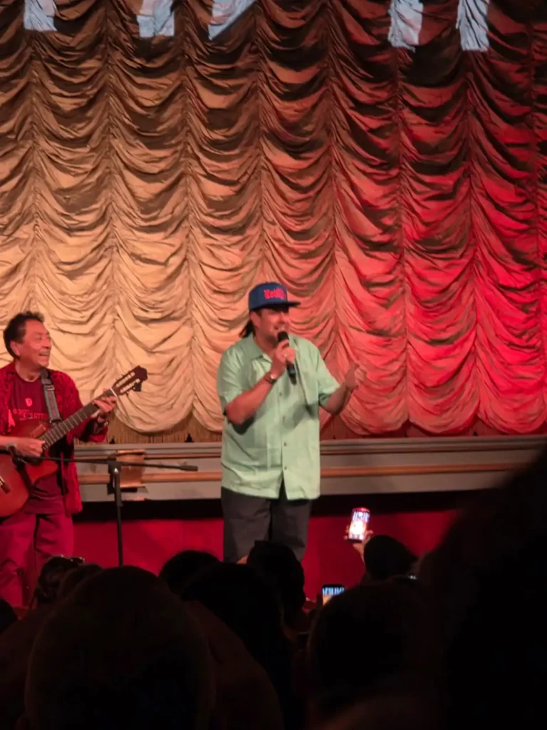 Dogge Doggelito uppträder live med gitarr innan filmen Första blatten på månen – svensk hiphop