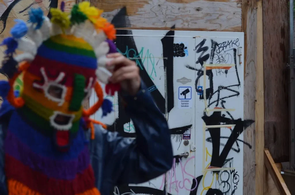 Flakkan – Intervju Boom Bap Spot Rapparen Flakkan i färgglad stickad mask framför graffiti – Boom Bap Spot
