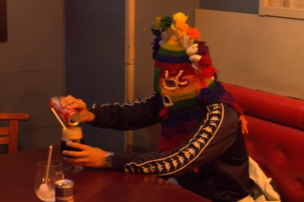 Flakkan intervju – Restaurang Flakkan i mask häller upp dryck under intervjun med Boom Bap Spot