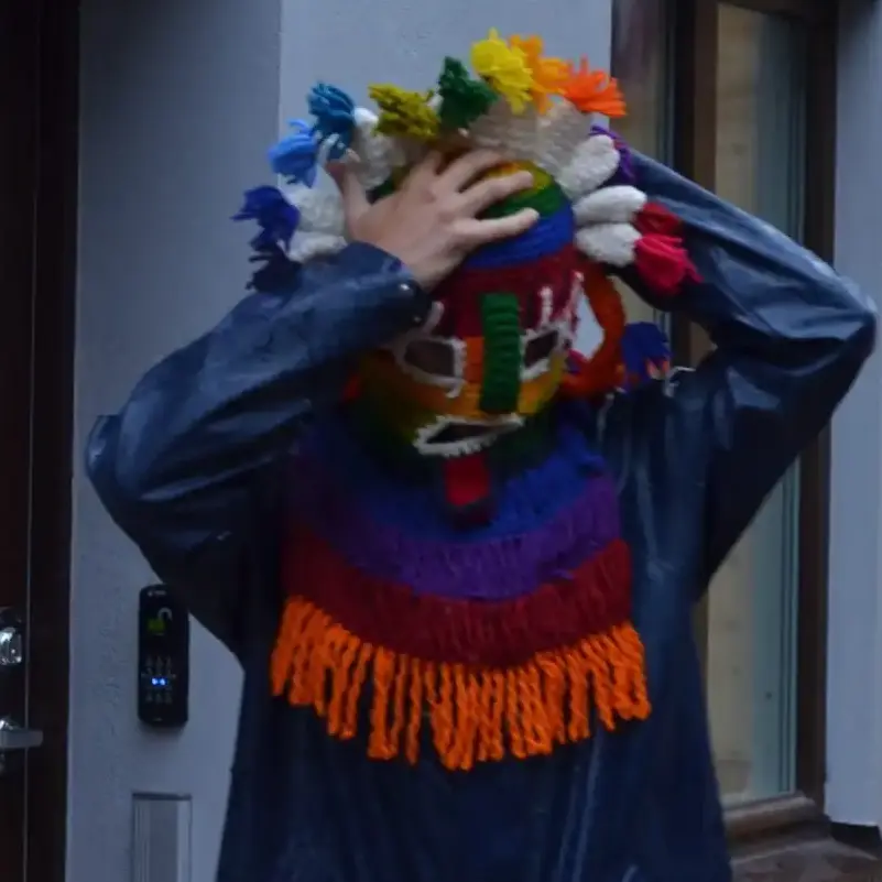 Närbild på rapparen Flakkan iklädd sin unika stickade mask – Boom Bap Spot