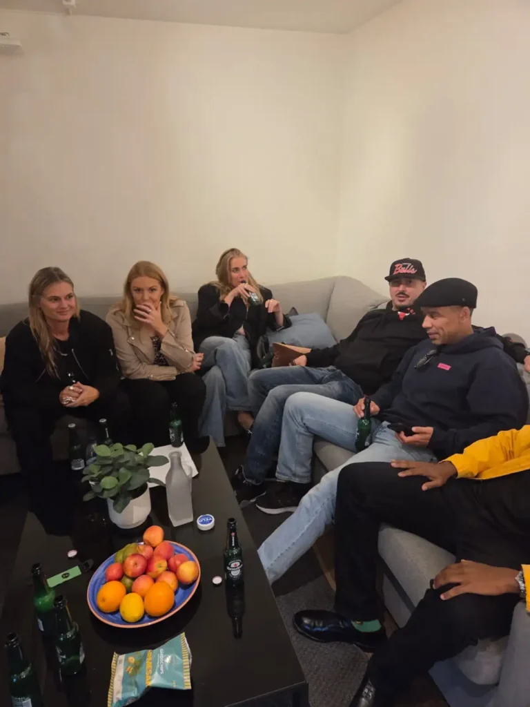 Logehäng och backstage-stämning med artister och gäng på soffan – Boom Bap Spot