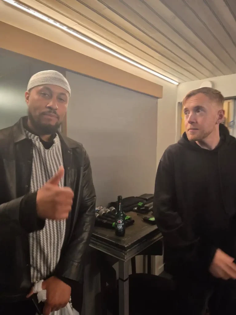 Michel Dida och Oscar backstage när AFC gästar Petter på Mosebacke
