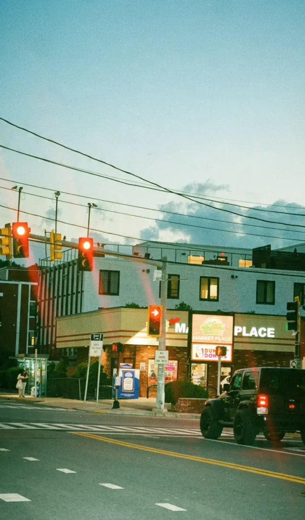 Korsning med rödljus och bilar på Stockton Street i Chelsea
