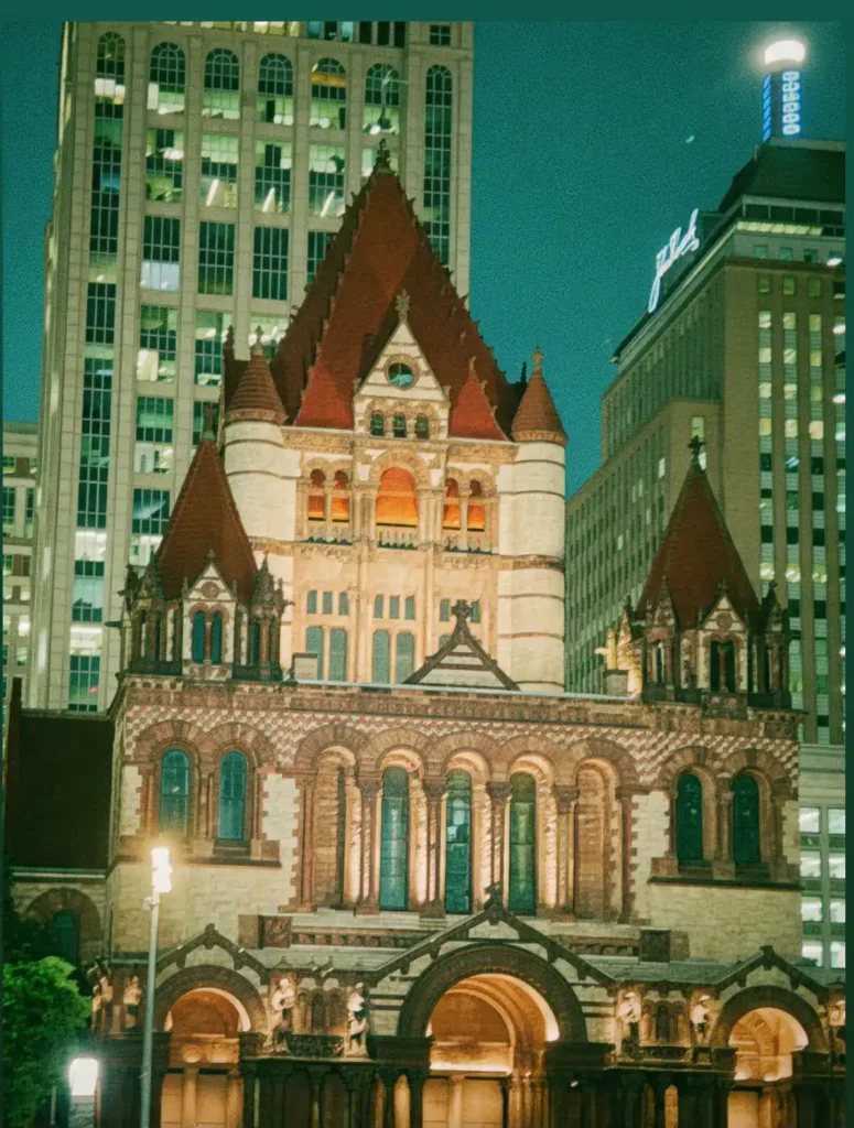 Trinity Church upplyst på Copley Square i centrala Boston på kvällen