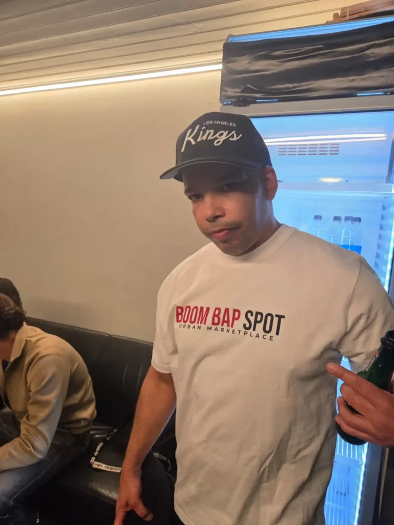 Ramo i vit Boom Bap Spot t-shirt och LA Kings keps backstage