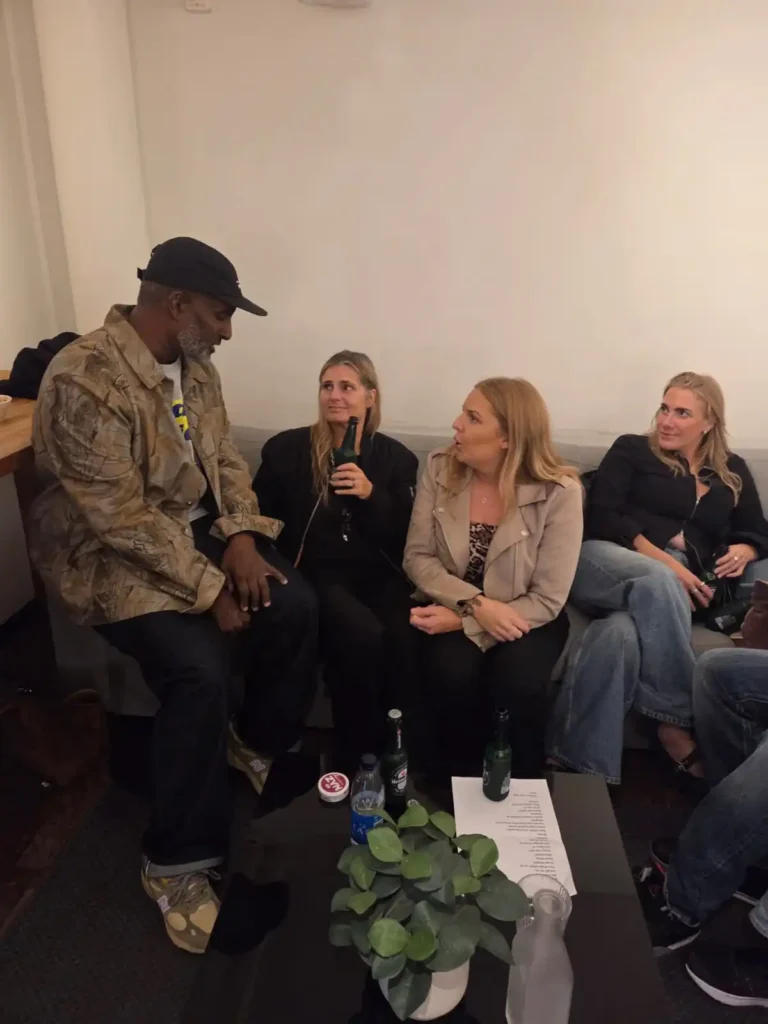 DJ Sleepy pratar med Sarah och vänner i logen när AFC gästar Petter på Mosebacke
