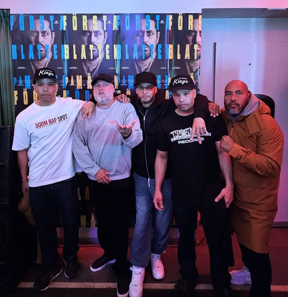 Svenska hiphop-profiler och gäster samlade framför affischen till Första blatten på månen