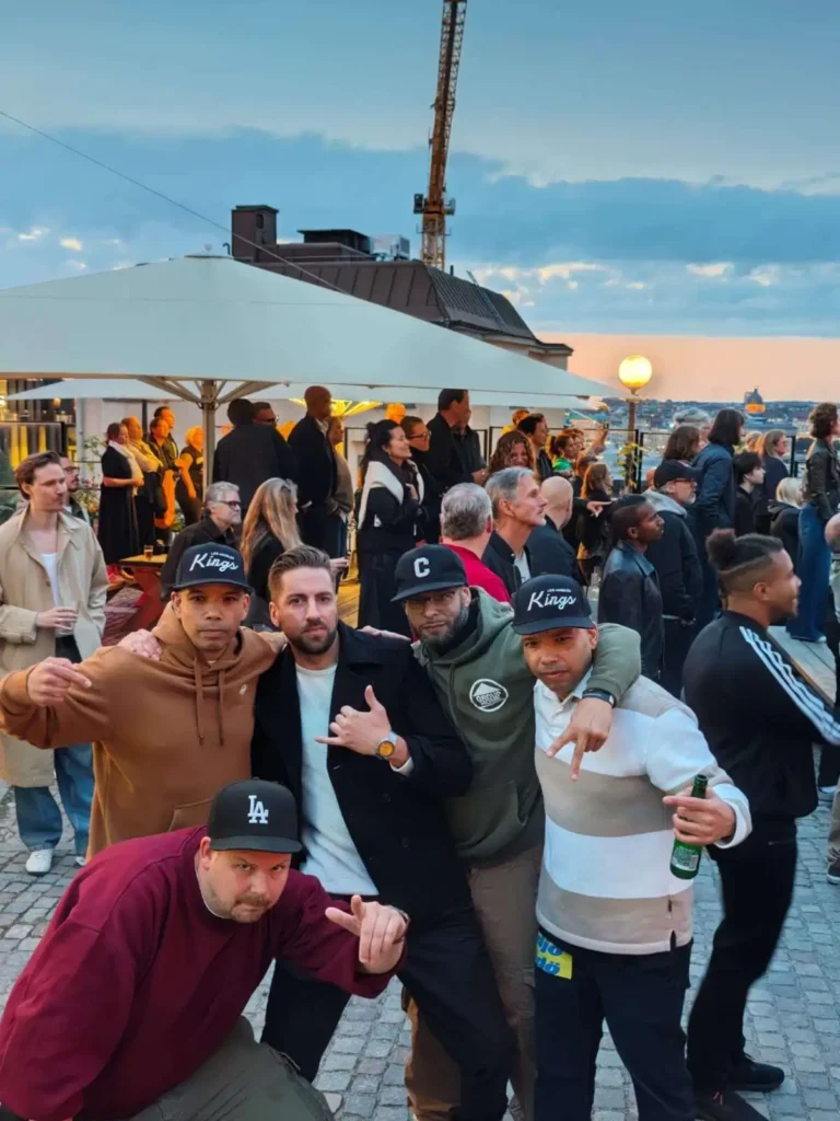 Scientific på knä i förgrunden med Thabo, Cee Gee, Ramo och vän ståendes bakom på Mosebacke terrass för Boom Bap Spot. – Boom Bap Spot