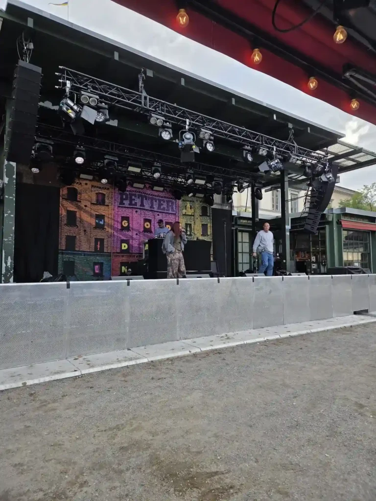 Cherrie sjunger i mikrofonen på scenen på Mosebacke terrass under soundcheck.