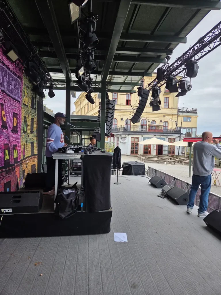 Petter framför mikrofonsystemet och DJ Sleepy på scenen under soundcheck på Mosebacke terrass.