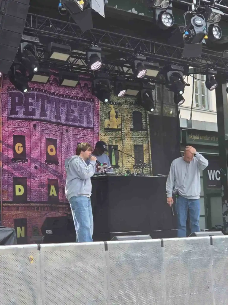 Eah Jé med mikrofon och Petter på scenen under soundcheck på Mosebacke terrass.
