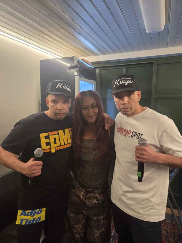 Thabo och Ramo från AFC poserade tillsammans med sångerskan Cherrie hållandes mikrofoner i logen på Mosebacke. – Boom Bap Spot