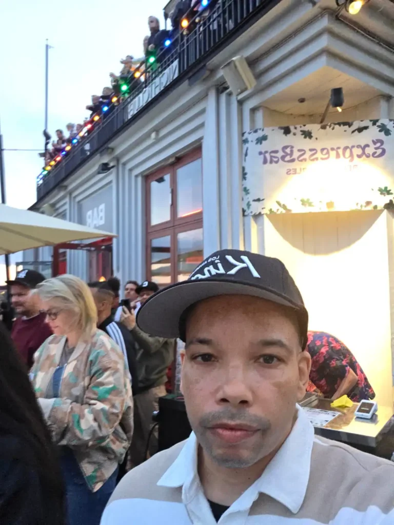 Ramo från AFC tar en selfie framför Expressbaren och den upplysta terrassen på Mosebacke. – Boom Bap Spot