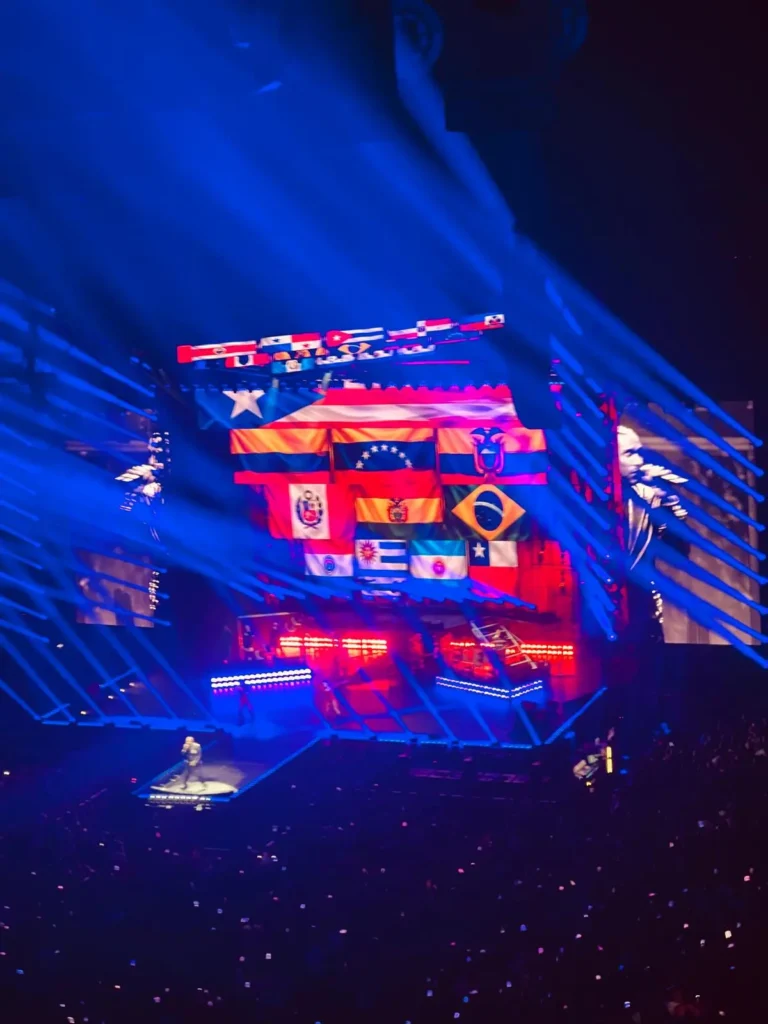 Don Omar live på scen framför latinamerikanska flaggor på TD Garden
