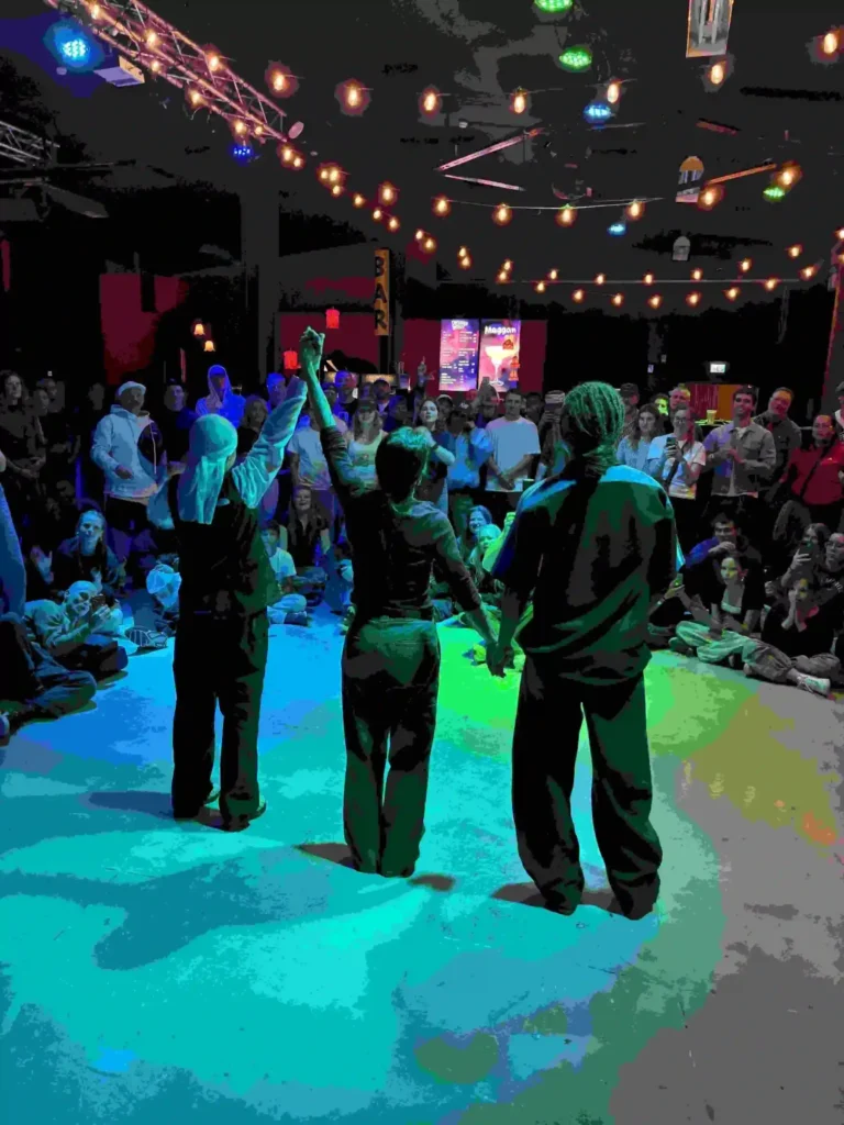 Svensk hip hop breaking vinnare B-Girl Nicka hyllas på scenen under
