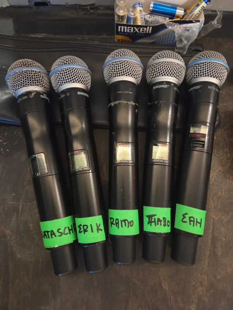 Fem Shure Beta 58A mikrofoner märkta med namnen Natascha, Erik, Ramo, Thabo och Eah