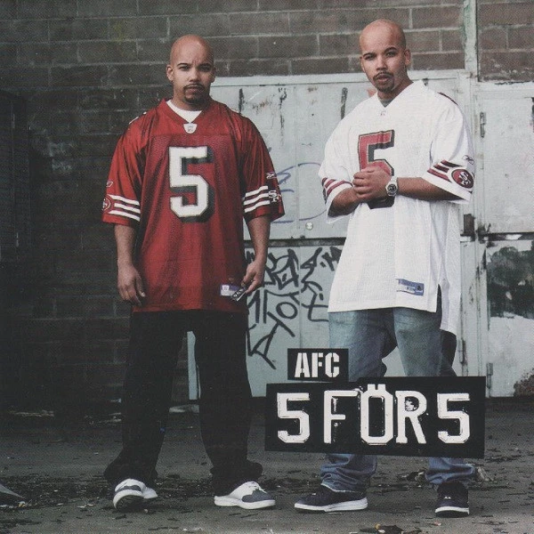 Omslaget till AFC med titeln "5 FÖR 5" som visar två renrakade män med skägg i matchande San Francisco 49ers amerikansk fotbollströjor med numret 5, en i rött och en i vitt.