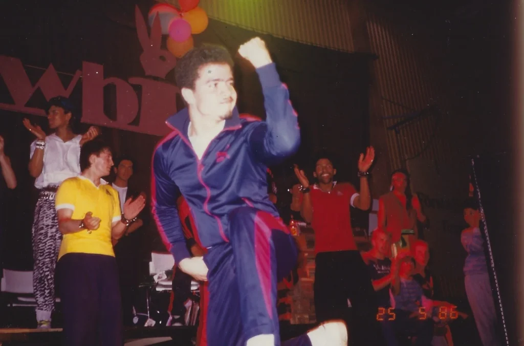 Breakdancer Icey Ice striking a freeze pose on stage at Fryshuset in 1986 as the crowd cheers and applauds.