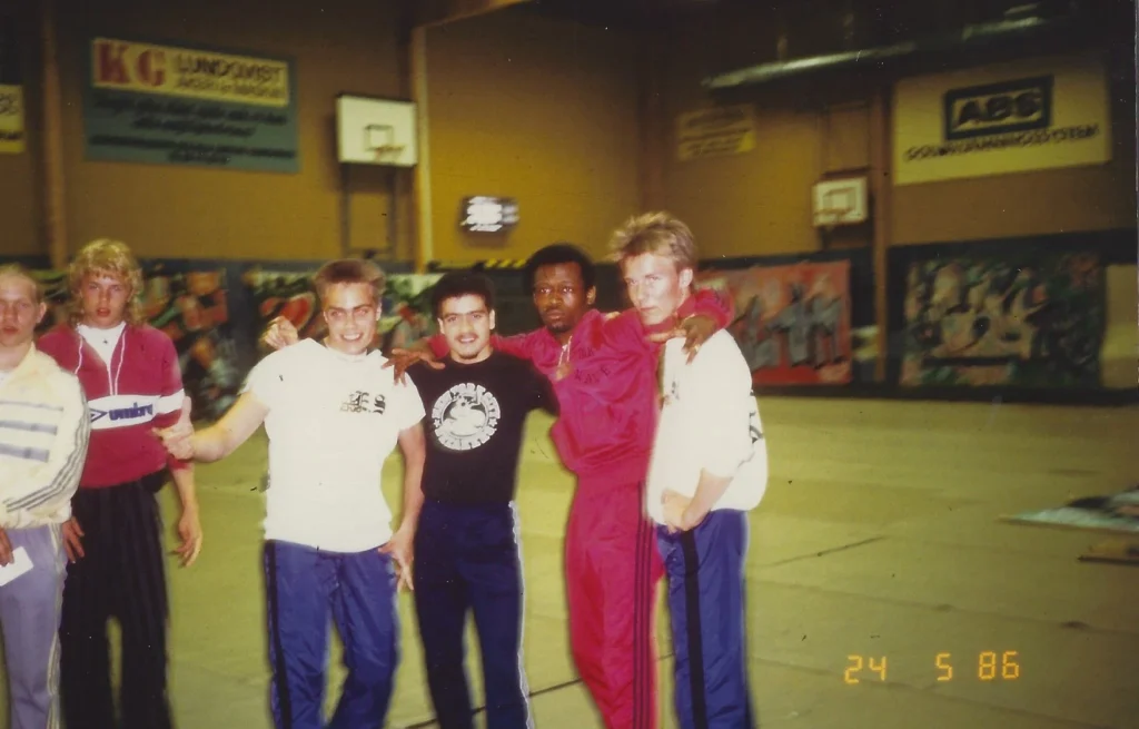 Vintage foto från 1996 från Fryshuset, Stockholm, som visar den svenske b-boyen Mattias Bäcklin med legendariska New York City Breakers, Icey Ice och Mr Wave, på '2 Def Days of Hip Hop'-jammet, inklusive mig själv, daterad 24 maj 1996.