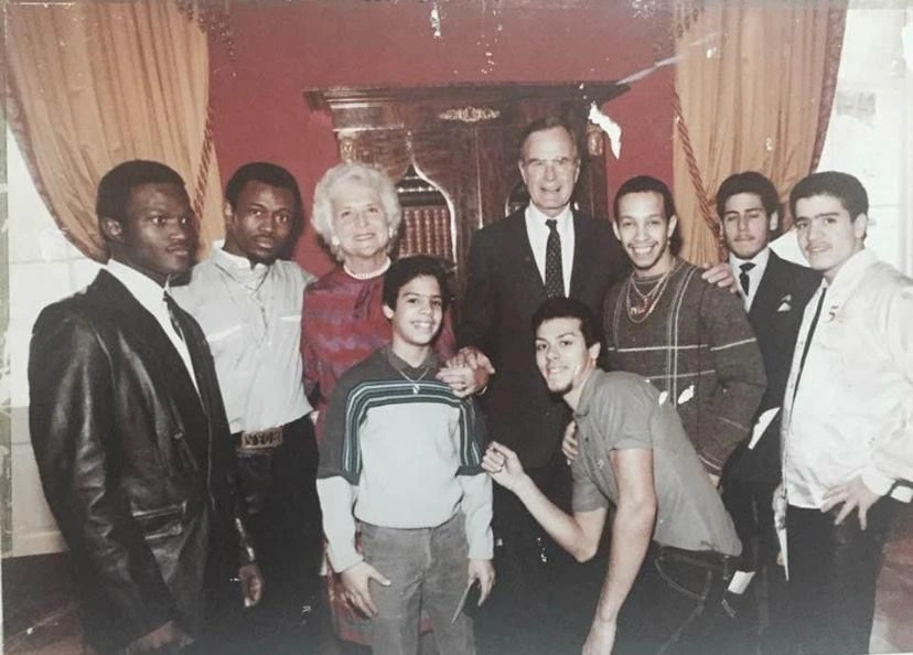 Fografi av breakdance-gruppen New York City Breakers tillsammans med George H.W. Bush och Barbara Bush.