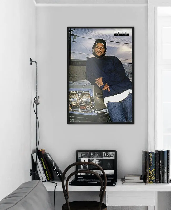 Inramad Ice Cube Impala poster upphängd i ett stilrent rum från Boom Bap Spot