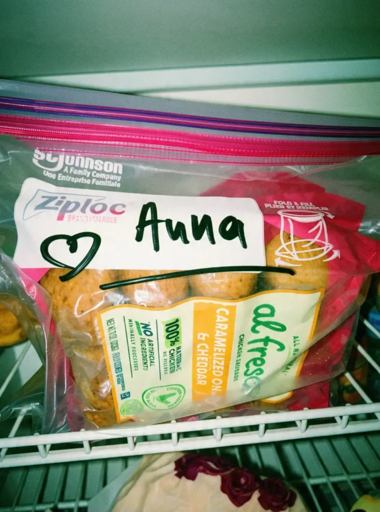 Remedeehs favoritkorv i Ziploc-påse från kollega i kylskåpet – vardagsglimmer på jobbet