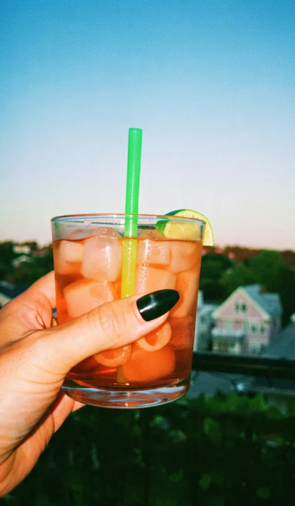 Svalkande drink med lime på balkongen hos vännen Leslie – små stunder av lyx
