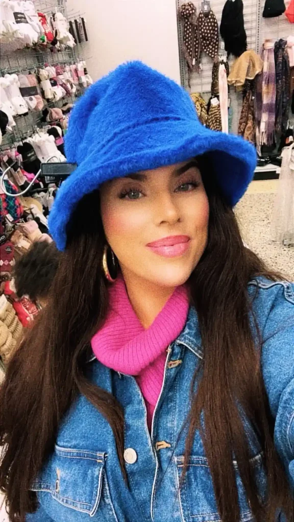 Remedeeh i blå hatt och jeansjacka – vardagsglimmer och personlig stil