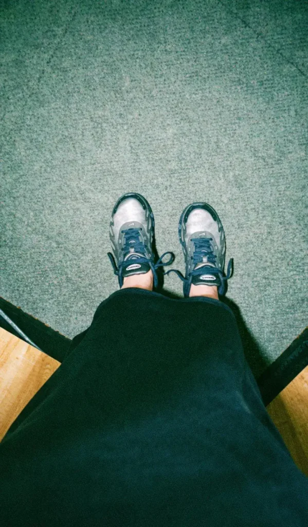 Dagens outfit – mörk satinkjol kombinerat med grå sneakers för vardagsglädje