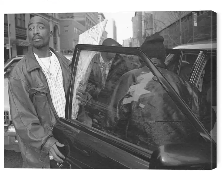 Exklusiv svartvit canvastavla med Tupac Shakur vid bildörr från Boom Bap Spot