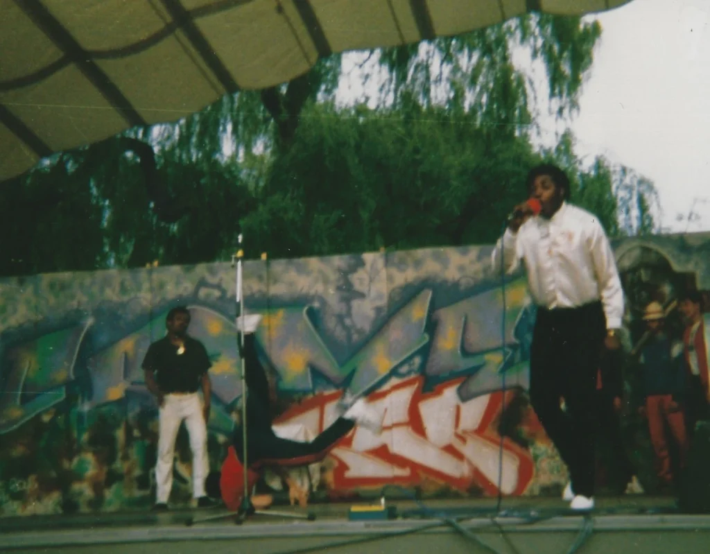T La Rock uppträder live på scen i Kungsträdgården i Stockholm med Icey Ice som gör Windmill och Mr Wave som bakgrund under 2 Def Days of Hip Hop-festivalen.