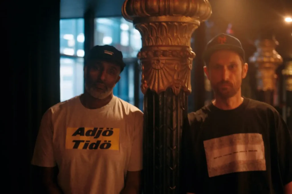 DJ Sleepy och Eye N' I står på var sin sida om en mörk, ornaterad pelare. - Boom Bap Spot
