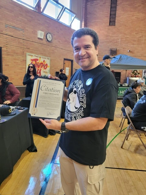 Corey Montalvo, känd som Icey Ice från New York City Breakers, visar stolt upp ett officiellt utmärkelsediplom från borgmästaren i Yonkers.
