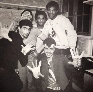 Svartvitt fotografi av Magnificent Force-medlemmarna Mr. Wiggles, Popmaster Fables, Icey Ice, Fast Break och Freddie Fresh i klassiska poseringar.